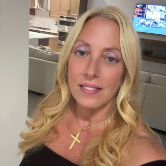 Elegant Gold Cross Pendant Necklace - Picture 3 of 3